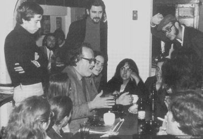 José Donoso junto a integrantes de la Agrupación Cultural Universitaria (ACU) en 1979. 